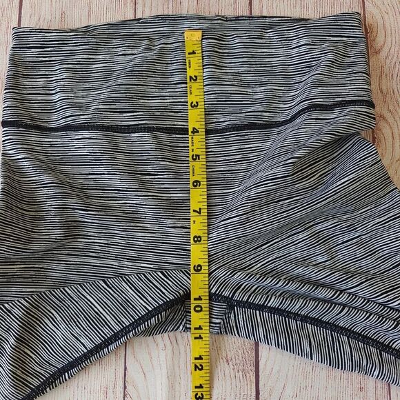 Athleta Ultimate Linear Lines Capri sz S - Picture 8 of 12
